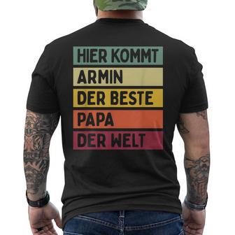 Herren Hier Kommt Armin Der Beste Papa Der Weltatertag Retro T-Shirt mit Rückendruck - Geschenkecke