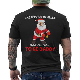 Herren Weihnachten Weihnachtsmann Sie Klingelte Meine Glocken Bald Um Papa Zu Sein T-Shirt mit Rückendruck - Geschenkecke