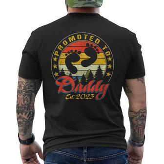 Herrenintage Werdende Papa Geschenk Promoted To Daddy Est 2023 T-Shirt mit Rückendruck - Geschenkecke