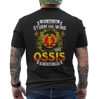 Hut Dichor Sturm Und Wind Und Ossis Die In Rage Sind S T-Shirt mit Rückendruck - Geschenkecke