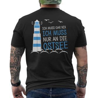 Ich Muss Garnix Ich Muss Nur An Die Baltic Sea T-Shirt mit Rückendruck - Seseable