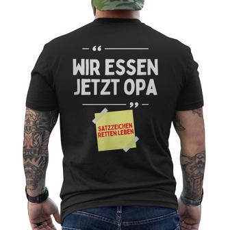 Komm Wir Essen Opa Punctuation Mark Comma Sayings T-Shirt mit Rückendruck - Geschenkecke