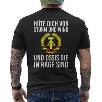 Kult Hüte Dich Vor Storm Und Wind Und Ossis Die In Rage Sind T-Shirt mit Rückendruck - Seseable