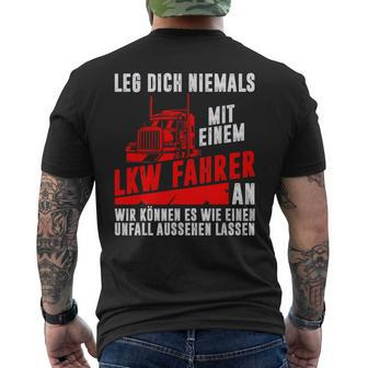 Leg Dich Niemals Mit Einem Truck-Dahrer An Trucker S T-Shirt mit Rückendruck - Seseable