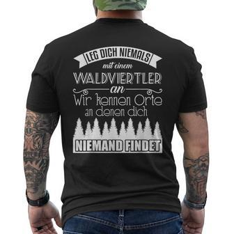 Leg Dich Niemals Mit Einem Waldvierler An Waldviertel Black T-Shirt mit Rückendruck - Seseable