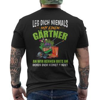 Leg Dich Niemals Mit Einer Gärtner An Garden T-Shirt mit Rückendruck - Seseable