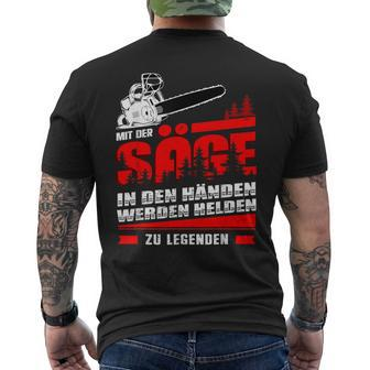 Men's Mit Der Säge In Den Hände Werden Helden Zu Legend T-Shirt mit Rückendruck - Seseable