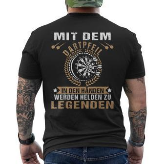 Mit Dem Dartpfeil In Den Hands Werden Helden Zu Legends T-Shirt mit Rückendruck - Seseable