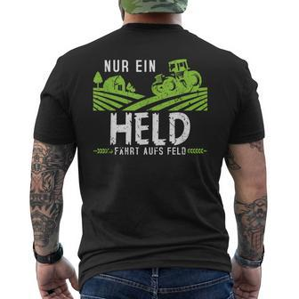 Nur Ein Held Fährt Aufs Feld Tractor Tractor T-Shirt mit Rückendruck - Seseable