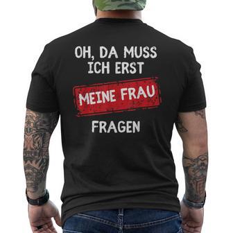 Oh Da Muss Ich Erst Meine Frau Fragen T-Shirt mit Rückendruck - Seseable