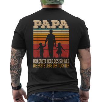 Papa Der Erste Held Des Sohnes Die Erste Liebe Der Tochter T-Shirt mit Rückendruck - Geschenkecke