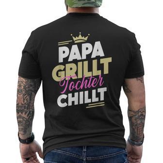 Papa Grillt Tochter Chilltatertag Outdoor Grillen Fan T-Shirt mit Rückendruck - Geschenkecke