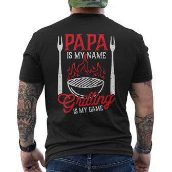 Papa Is My Name Grillen Is My Game Zitatatertag Bbq T-Shirt mit Rückendruck - Geschenkecke