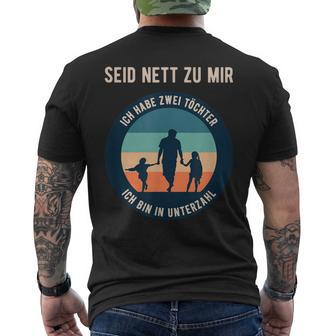 Papaon Zwei Töchtern Unterzahl Dad T-Shirt mit Rückendruck - Geschenkecke