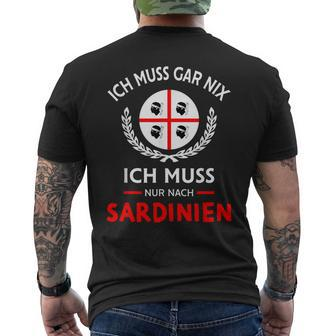 Sardegna Ich Muss Gar Nix Nur Nach Sardinien Saying T-Shirt mit Rückendruck - Seseable
