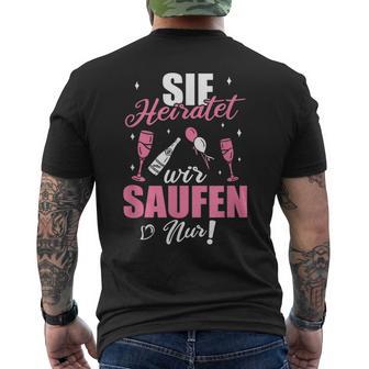 Sie Heiratet Wir Saufen Nur Junggesellenabschied T-Shirt mit Rückendruck - Geschenkecke