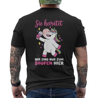 Sie Heiratet Wir Sind Nur Zum Saufen Hier Wedding Marriage T-Shirt mit Rückendruck - Geschenkecke