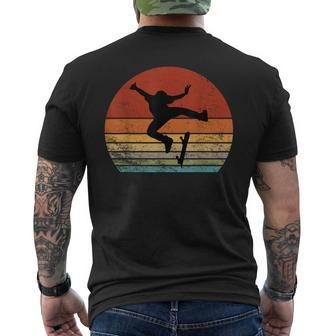 Skaters Having Fun Retro Sunset Skateboard N Skater T-Shirt mit Rückendruck - Seseable