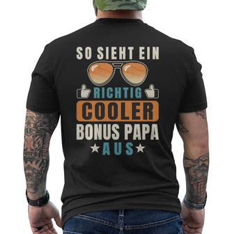 So Sieht Ein Richtig Cooler Bonus Papa Aus Stiefvater T-Shirt mit Rückendruck - Geschenkecke