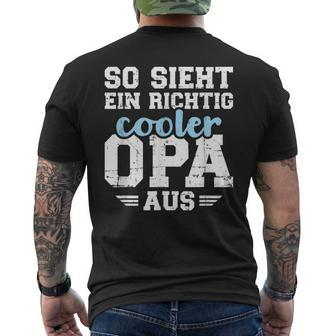 With So Sieht Ein Richtig Cooler Opa German Text Black T-Shirt mit Rückendruck - Seseable
