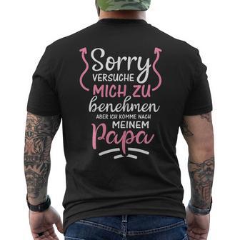 Sorry Ichersuche Mich Zu Benehmen Aber Ich Komme Nach Papa T-Shirt mit Rückendruck - Geschenkecke