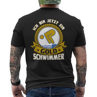 Swimming Badge Ich Bin Jetzt Ein Gold Swimmer Swimming T-Shirt mit Rückendruck - Seseable