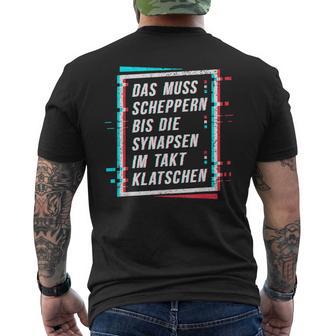 Techno Das Muss Scheppern Bis Die Synapsen Im Takt Klatschen T-Shirt mit Rückendruck - Seseable