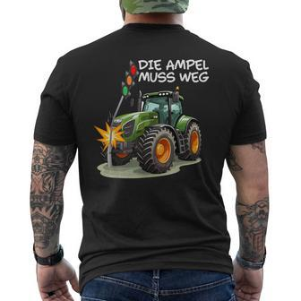 With Traktor Rammt Ampel Die Ampel Muss Weg T-Shirt mit Rückendruck - Seseable