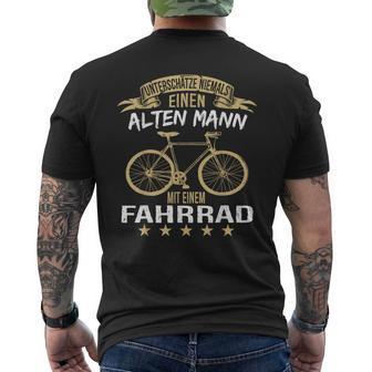 Underschätze Niemal Einen Alten Mann Mit Einem Bicycle T-Shirt mit Rückendruck - Geschenkecke