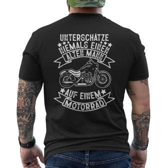 Unterschätze nie Alte auf Motorrad, Opa Biker Kurzärmliges Herren-T-Kurzärmliges Herren-T-Shirt in Schwarz - Seseable