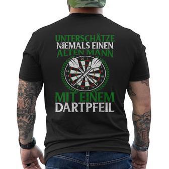 Unterschätze Niemals Alten Mann Mit Dartpfeil Darts Black T-Shirt mit Rückendruck - Seseable