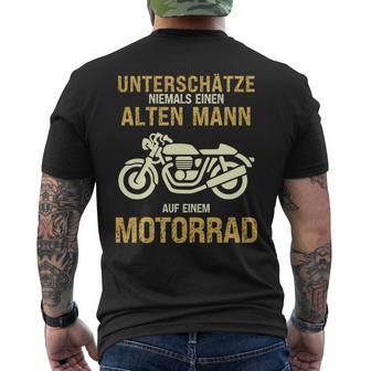 Unterschätze Niemals Alten Mann Motorrad Opa Papa Geschenk T-Shirt mit Rückendruck - Geschenkecke