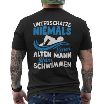Unterschätze Niemals Einen Alte Mann Beim Swimm T-Shirt mit Rückendruck - Seseable