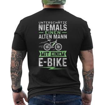 Unterschätze Niemals Einen Alten Mann Mit Ein E-Bike T-Shirt mit Rückendruck - Geschenkecke