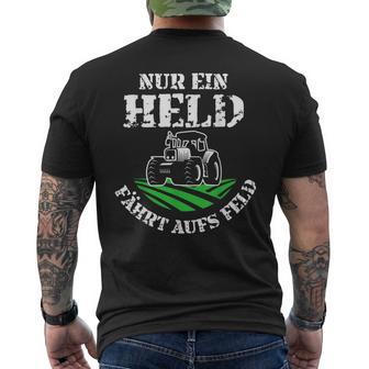 Vintage Farmers Nur Ein Held Fahrt Auf An Feld T-Shirt mit Rückendruck - Seseable