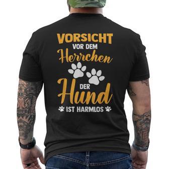 Vorsichtor Dem Herrchen Der Hund Ist Harmlos T-Shirt mit Rückendruck - Geschenkecke