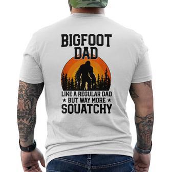 Bigfoot Dad Retro Papa Squatchintage Sasquatchatertag T-Shirt mit Rückendruck - Geschenkecke