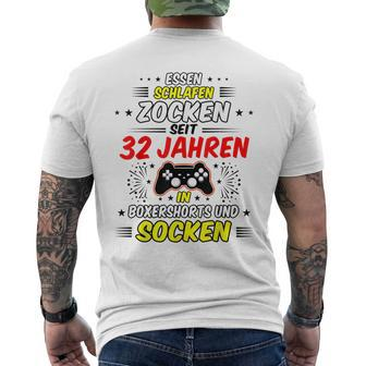 Essen, Schlafen, Zocken Kurzärmliges Herren-T-Kurzärmliges Herren-T-Shirt - Seit 32 Jahren Gamer in Boxershorts & Socken - Seseable