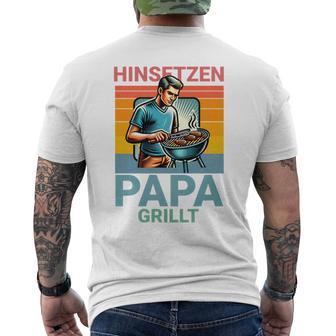 Hinsetzen Papa Grillt Bbq Spruch T-Shirt mit Rückendruck - Geschenkecke