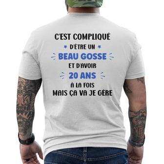 Homme C'est Compliqué D'être Un Beau Gosse Et D'avoir 20 Ans T-shirt imprimé au dos - Cadeauxyz
