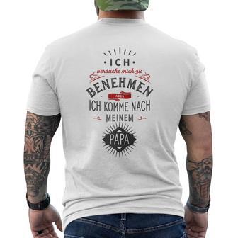 Ichersuche Mich Zu Benehmen Aber Ich Komme Nach Papa Fun Raglan T-Shirt mit Rückendruck - Geschenkecke