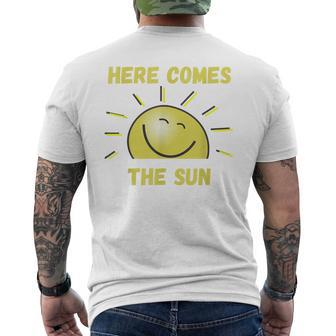 Lustig Hier Kommt Die Sonne Sonnenschein Sonnige Tage Sommer Frühling T-Shirt mit Rückendruck - Seseable
