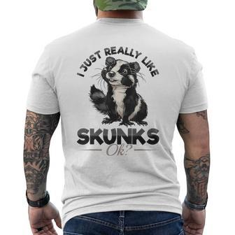 Lustiges Stinktier I Just Really Like Skunks Ok T-Shirt mit Rückendruck - Seseable