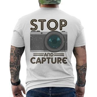 Stop And Capture Fotografen Lustige Fotografie T-Shirt mit Rückendruck - Seseable