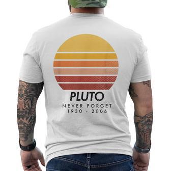 Vintage Never Forget Pluto Retro Astronomy Space T-Shirt mit Rückendruck - Geschenkecke