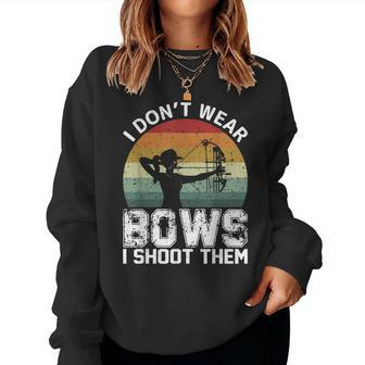 Retro I Don't Wear Bows I Shoot Them Archery Girl Bowhunting Women Sweatshirt - Thegiftio UK