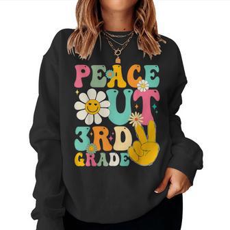 Retro Groovy Peace Out 3Rd Grade Primary School Graduation Women Sweatshirt | Mazezy