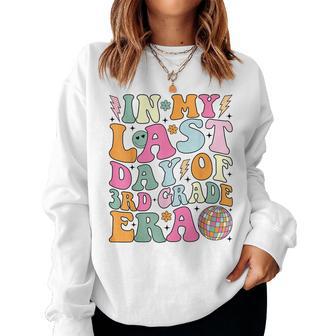 Groovy In My Last Day Of 3Rd Grade Era Last Day Of School Women Sweatshirt - Seseable