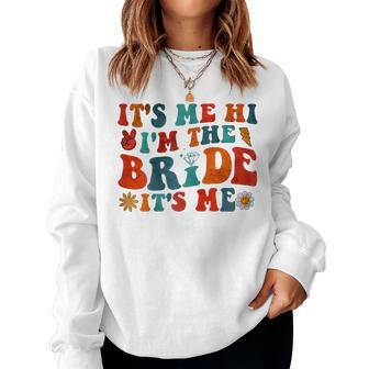 Groovy Retro Vintage It's Me Hi I'm The Bride Women Sweatshirt - Thegiftio UK