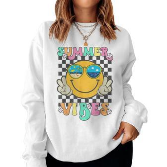 Retro Groovy Summer Vibes Smile Face Hello Summer Vacation Women Sweatshirt | Mazezy DE